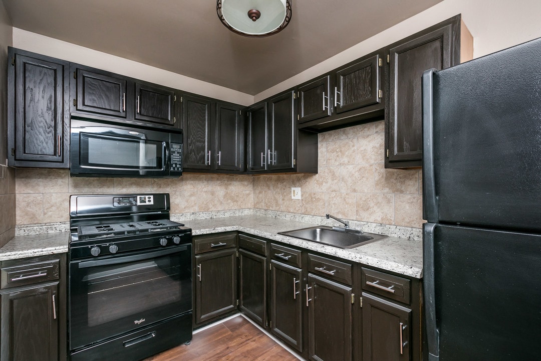 Oak Creek Apartments in Baltimore, MD - Building Photo
