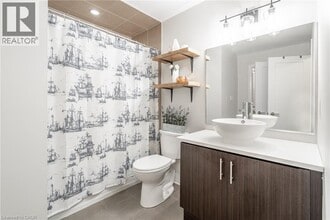 10 Concord Pl in Grimsby, ON - Building Photo - Building Photo