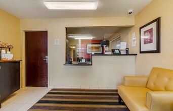 Furnished Studio-Fort Lauderdale-Cypress C in Fort Lauderdale, FL - Foto de edificio - Building Photo