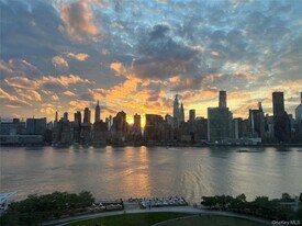 52-03 Center Blvd in Queens, NY - Building Photo