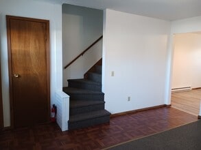 8 Adirondack Rd, Unit F in Hadley, NY - Foto de edificio - Building Photo