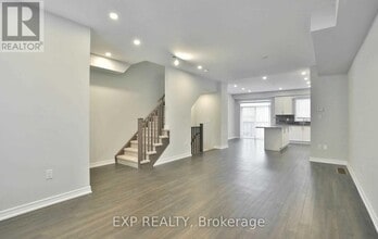 32 Rapids Ln in Hamilton, ON - Building Photo - Building Photo