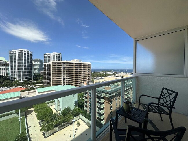 2889 McFarlane Rd in Miami, FL - Foto de edificio - Building Photo