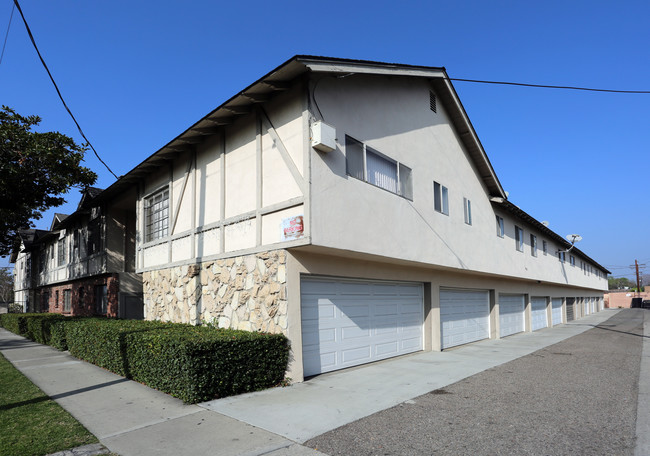 1100 S Magnolia Ave in Fullerton, CA - Foto de edificio - Building Photo