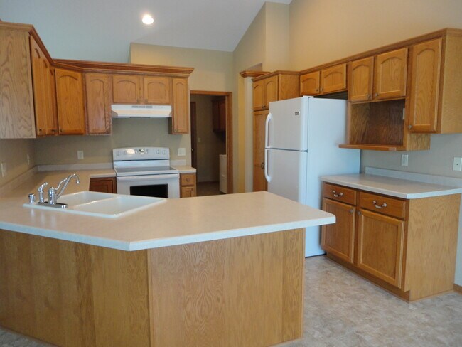 338 Ponderosa Dr in Hartford, WI - Building Photo - Building Photo