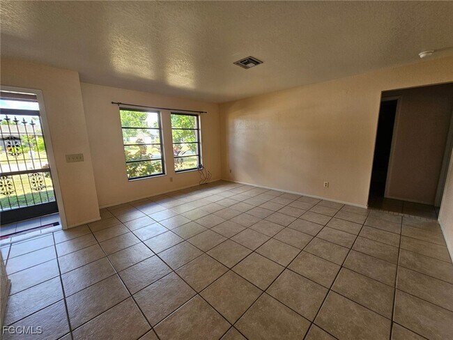 1206 SE 36th Terrace in Cape Coral, FL - Building Photo - Building Photo