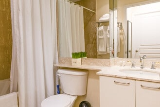 192 Adelaide St W, Unit SI ID1034884P in Toronto, ON - Building Photo - Building Photo