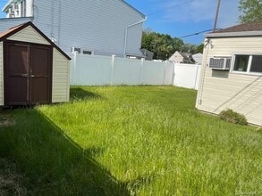 2 Butler Ln in Levittown, NY - Building Photo - Building Photo