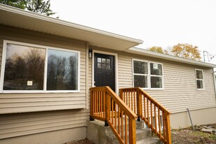 8 Sussex Ln in Worcester, MA - Building Photo