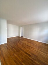 240 Hoover Rd in Yonkers, NY - Foto de edificio - Building Photo