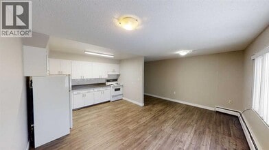9926-9105 105 Ave in Grande Prairie, AB - Building Photo - Building Photo