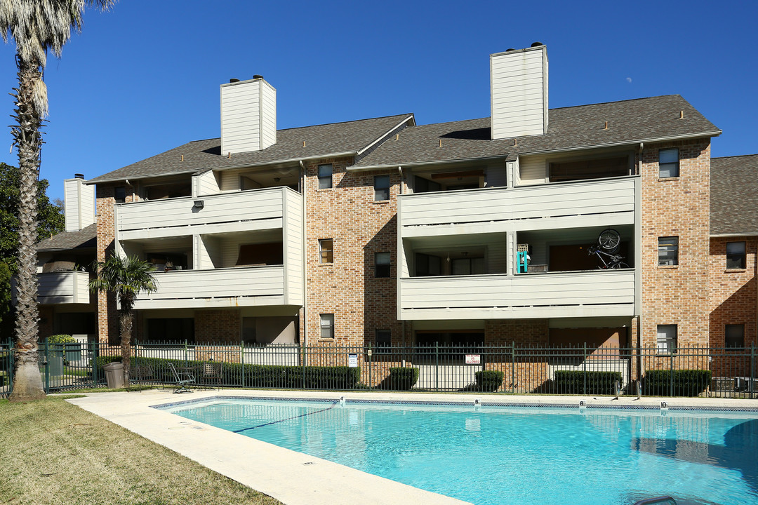 Woodland I I Condos in Austin, TX - Building Photo