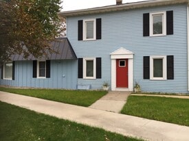 101 Parkway Ave, Unit Apt C in Eagle Lake, MN - Building Photo