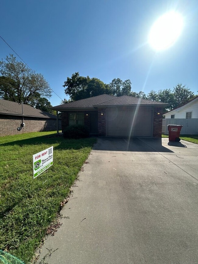 property at 807 S 3rd St