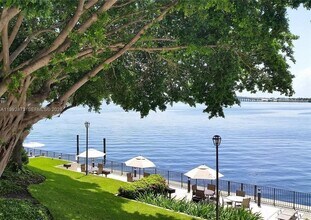 2333 Brickell Ave, Unit PH210 in Miami, FL - Foto de edificio - Building Photo