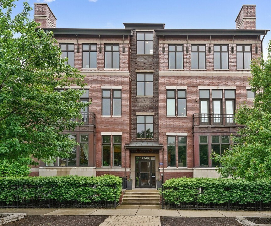 1249 W Melrose St in Chicago, IL - Building Photo