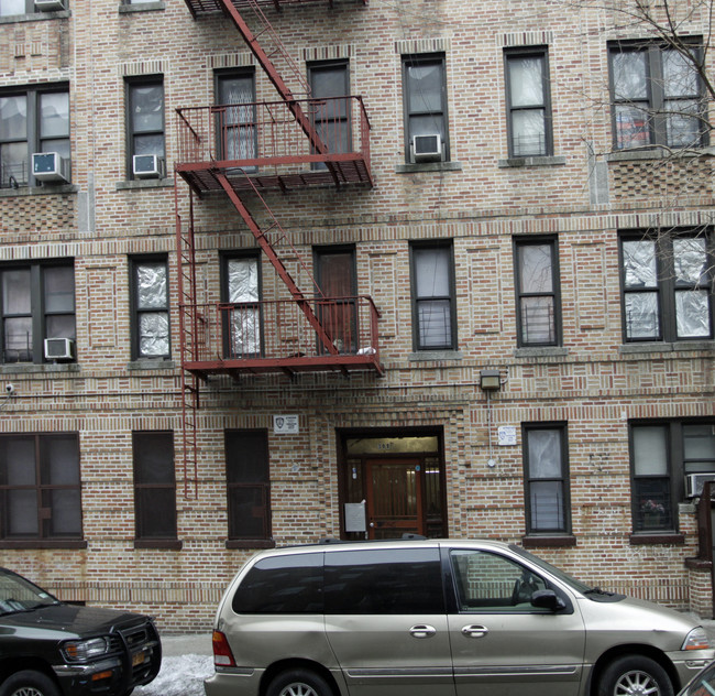 308 E 209th St in Bronx, NY - Building Photo - Building Photo