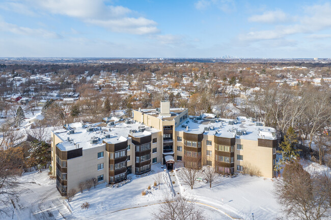 111 Imperial Dr W in West St. Paul, MN - Building Photo - Building Photo