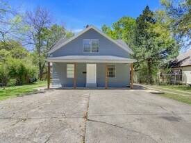 313 N Beauregard St in Alvin, TX - Building Photo