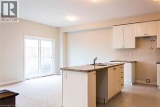 25 Pinot Cres in Hamilton, ON - Building Photo - Building Photo
