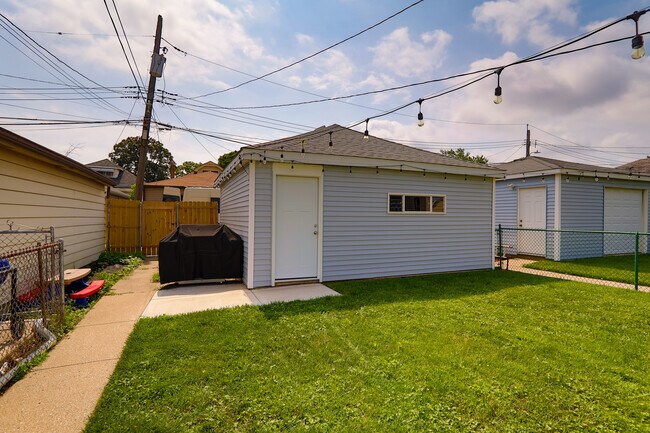 5023 N Kolmar Ave, Unit 1 in Chicago, IL - Building Photo - Building Photo