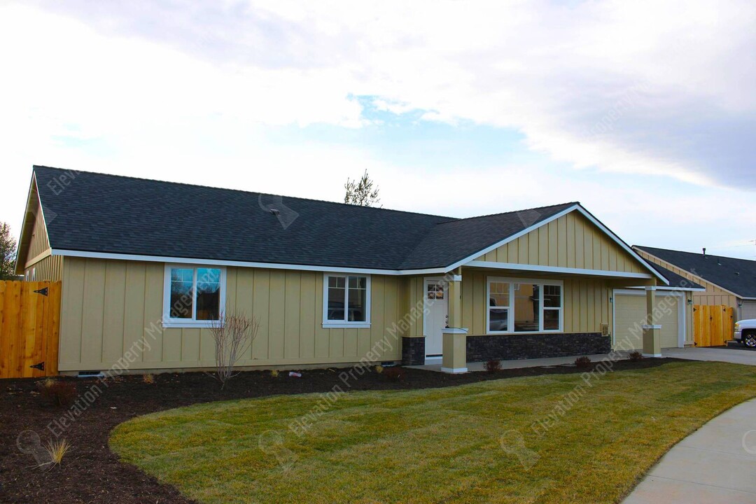 974 NW Oak Ave in Redmond, OR - Building Photo