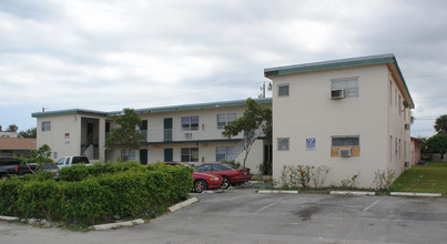 220 SW 8th St in Pompano Beach, FL - Foto de edificio - Building Photo