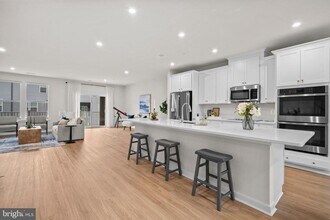 14114 Gypsum Lp in Chantilly, VA - Foto de edificio - Building Photo