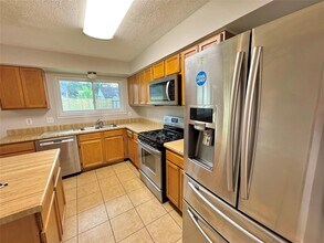 15734 Castorglen Dr in Webster, TX - Building Photo - Building Photo
