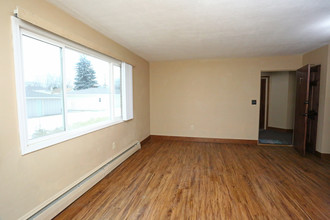 325 11th Ave SW in Minot, ND - Building Photo - Interior Photo