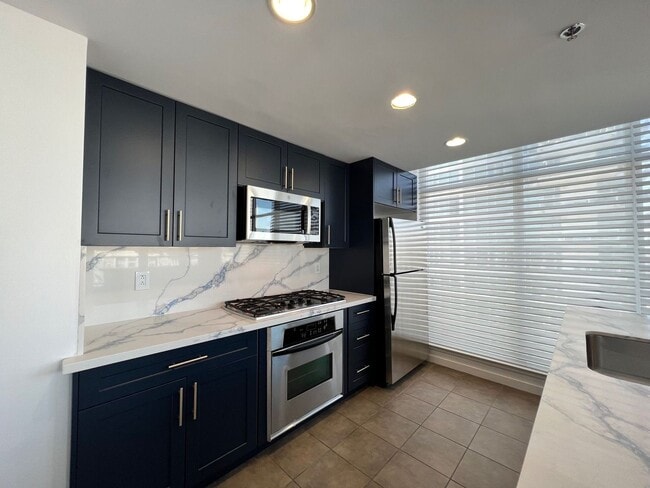 411 W Seaside Way in Long Beach, CA - Building Photo - Building Photo