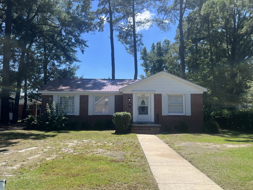 102 W Daniels St in Kinston, NC - Foto de edificio