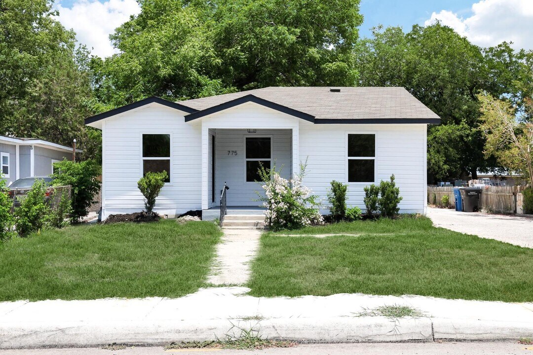 775 Yucca St in San Antonio, TX - Building Photo