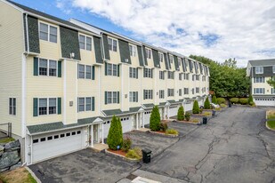 Cedarwood Estates Condominiums in Middleton, MA - Building Photo