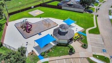 2029 Highland Hills Dr in Sugar Land, TX - Building Photo - Building Photo