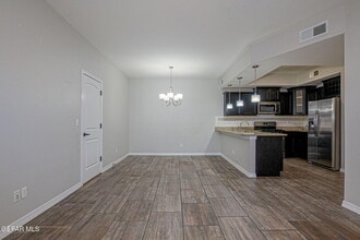 807 HC Gilbert Minjares Dr in Socorro, TX - Foto de edificio - Building Photo