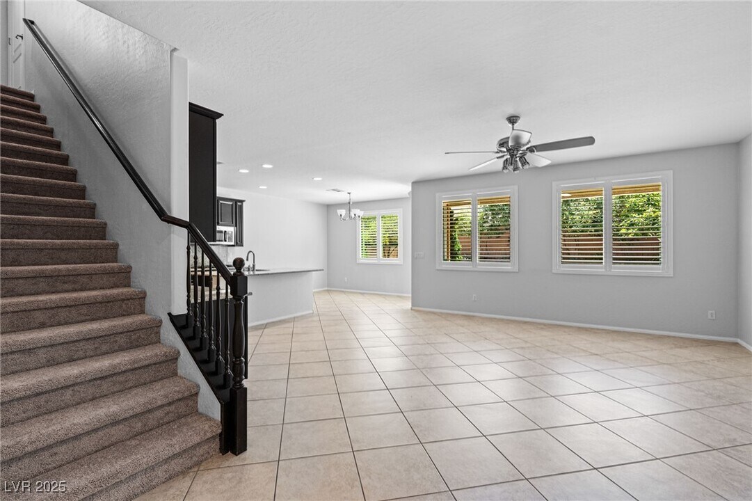 10073 White Mulberry Dr in Las Vegas, NV - Building Photo