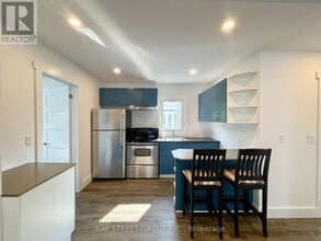 18 Russell Ave in St Catharines, ON - Building Photo - Building Photo