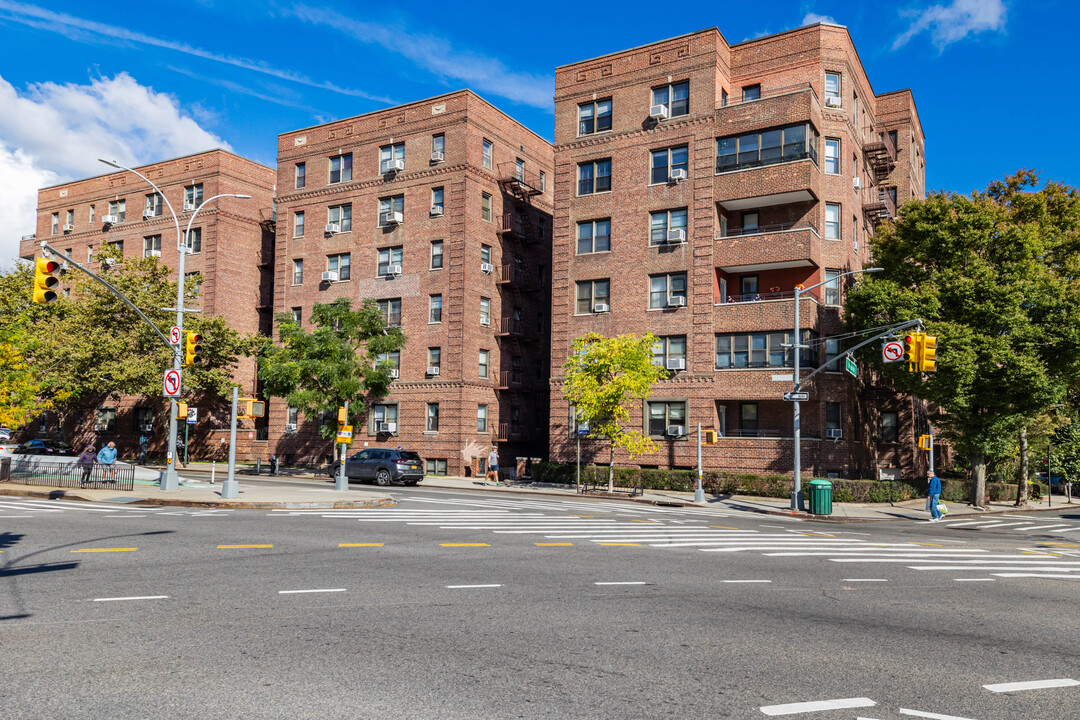 69-40 Yellowstone Blvd in Forest Hills, NY - Building Photo