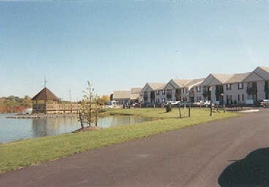 Colonial Village Apartments in East Syracuse, NY - Foto de edificio - Building Photo