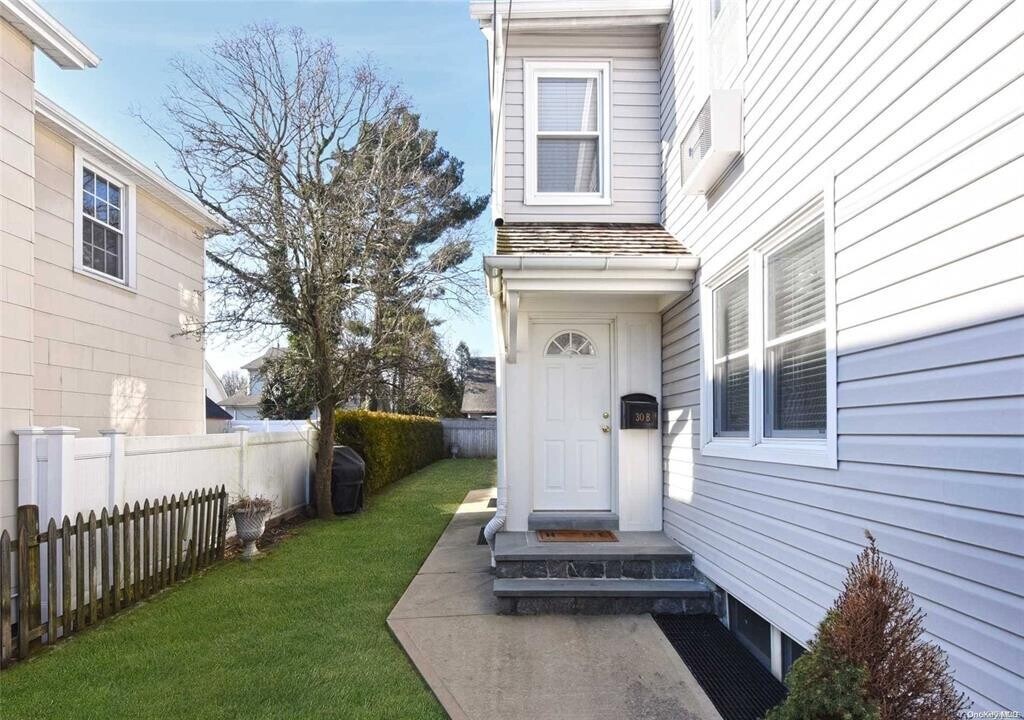 30 N Maryland Ave in Port Washington, NY - Building Photo