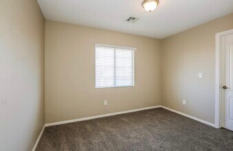 5024 Valley Dr in North Las Vegas, NV - Foto de edificio - Building Photo