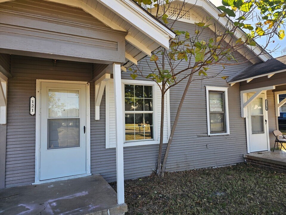 121 S Center St in Shawnee, OK - Building Photo