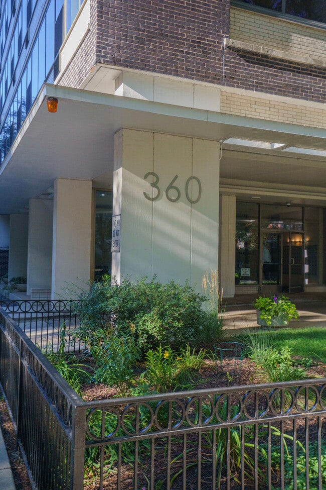 360 W Wellington Ave in Chicago, IL - Building Photo - Building Photo