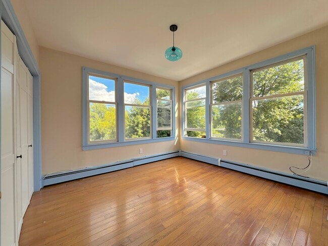 240 Grand St, Unit 5 in Newburgh, NY - Foto de edificio - Building Photo
