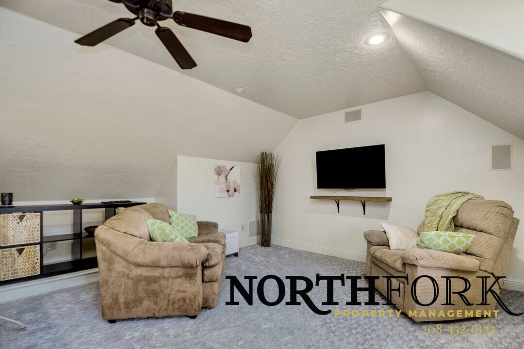 1566 W Whiff Dr in Eagle, ID - Building Photo