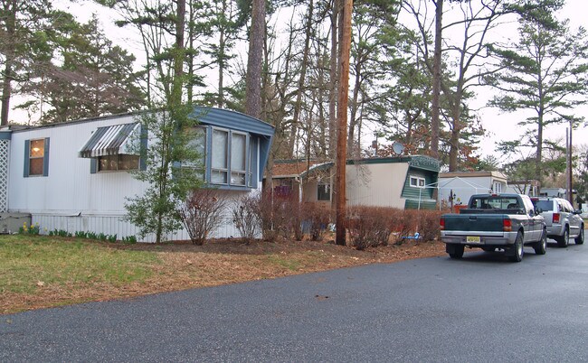 Whispering Pines in Malaga, NJ - Foto de edificio - Building Photo