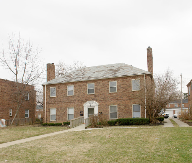 3379 E Broad St in Columbus, OH - Foto de edificio - Building Photo