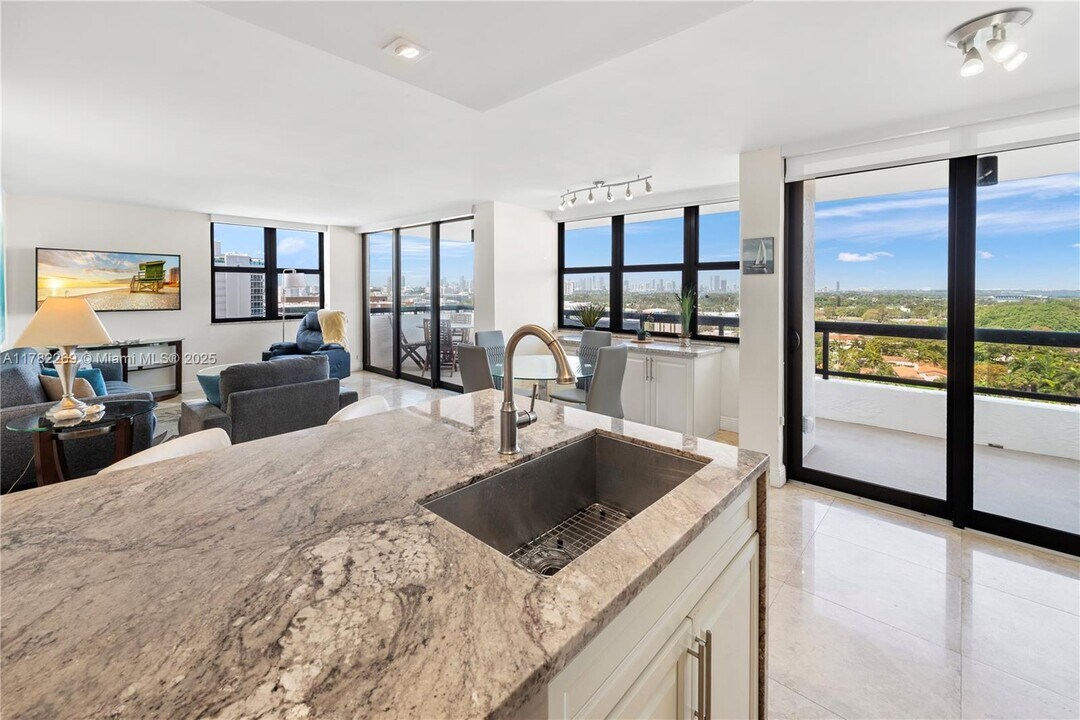 2555 Collins Ave in Miami Beach, FL - Building Photo
