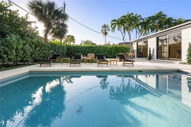 property at 900 W 47th Ct